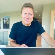 Sveinung Skule jobber med laptop